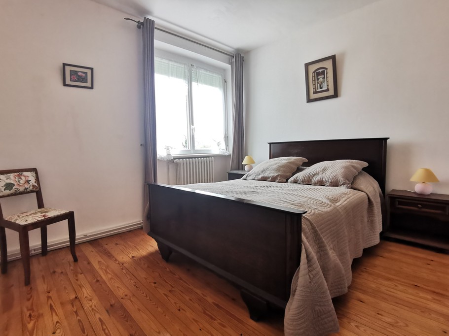 Chambre au rdc avec un lit 160
