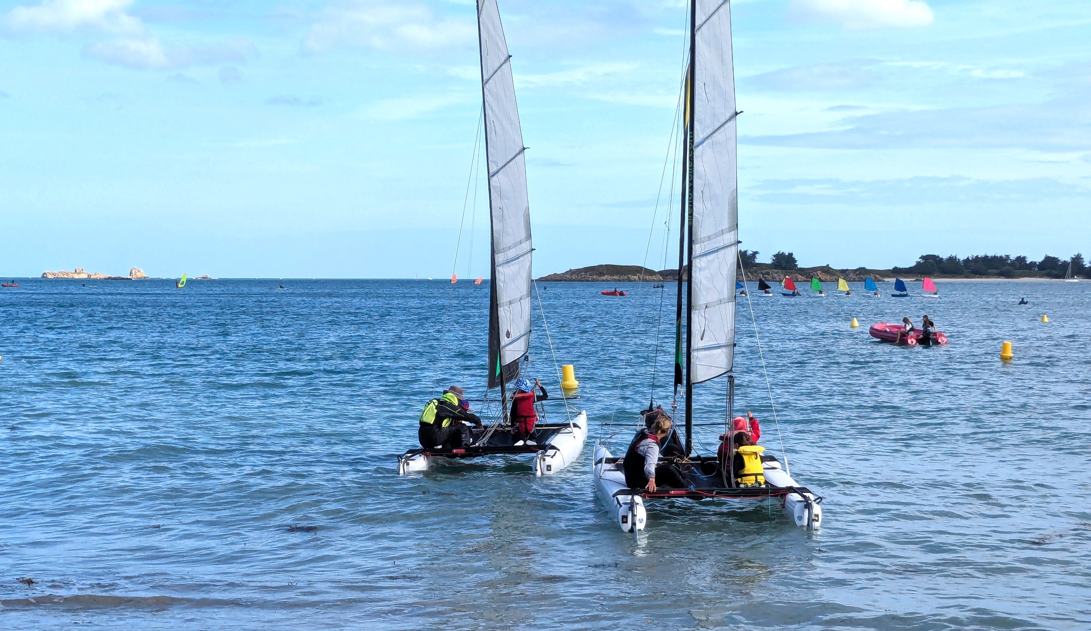 Ecole de voile : départ des catamarans