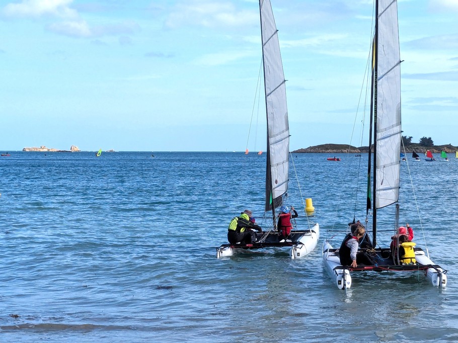 Ecole de voile : départ des catamarans