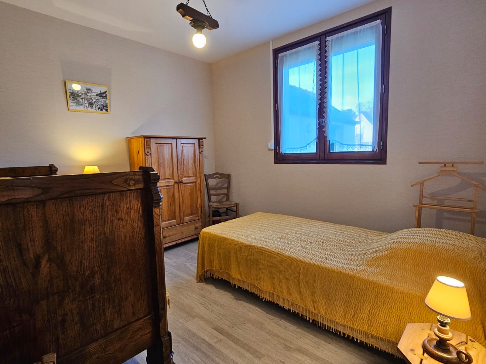Chambre 1 personne (1it de 90x190 cm et un lit bateau de 80x180 cm) avec commode