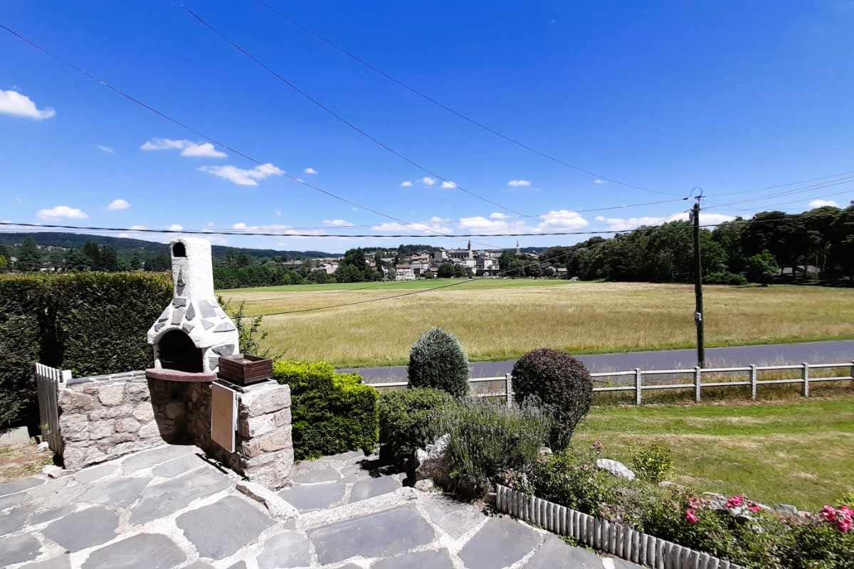 Terrasse et barbecue fixe.