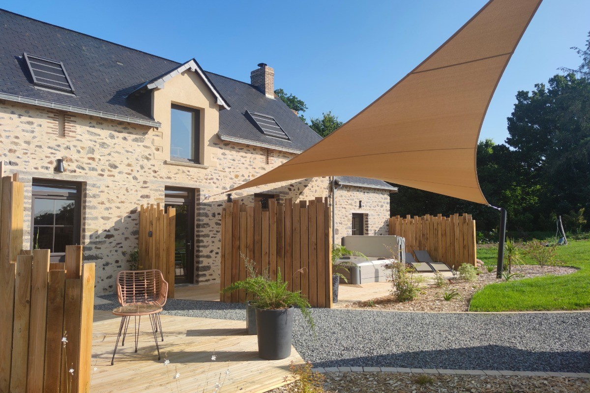 Terrasse de la suite Izoë sur la gauche.
Terrasse de la suite Manaë à droite, séparée par un portillon.