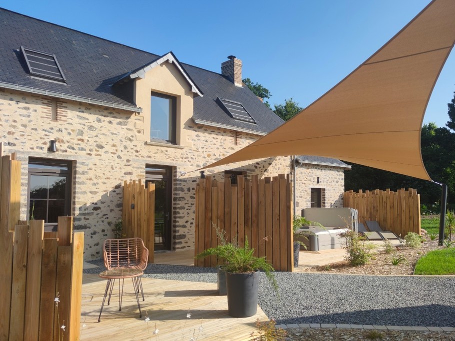 Terrasse de la suite Izoë sur la gauche.
Terrasse de la suite Manaë à droite, séparée par un portillon.