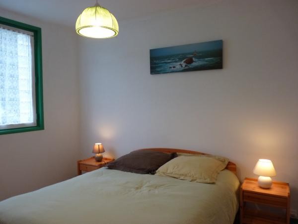 Chambre avec grand lit