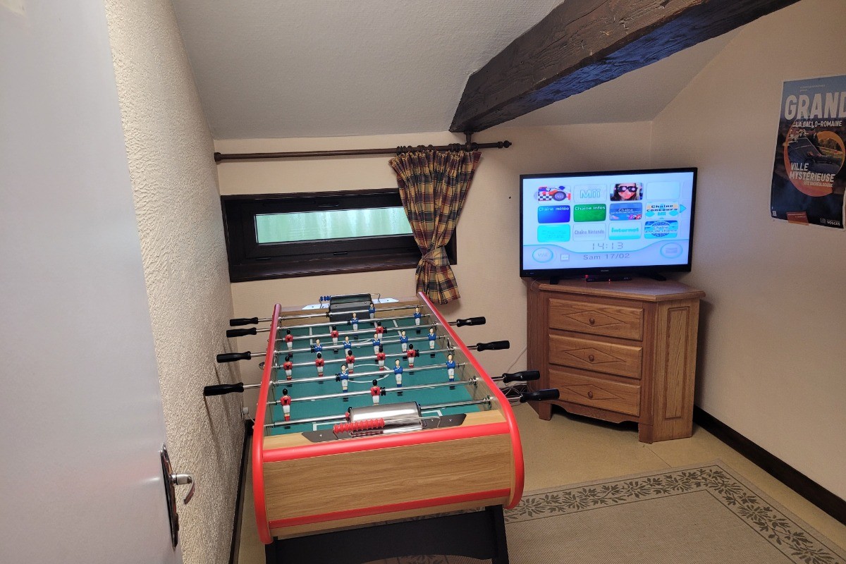 Salle de jeux avec Babyfoot et console wii avec jeux à disposition - Gite PRIVATIF La Vosgienne SPA&SAUNA proche Gérardmer