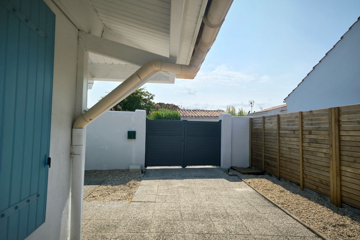 Cour fermé pour garer vos 2 voitures dans notre gîte La VAGUE OCEANE OLERONAISE