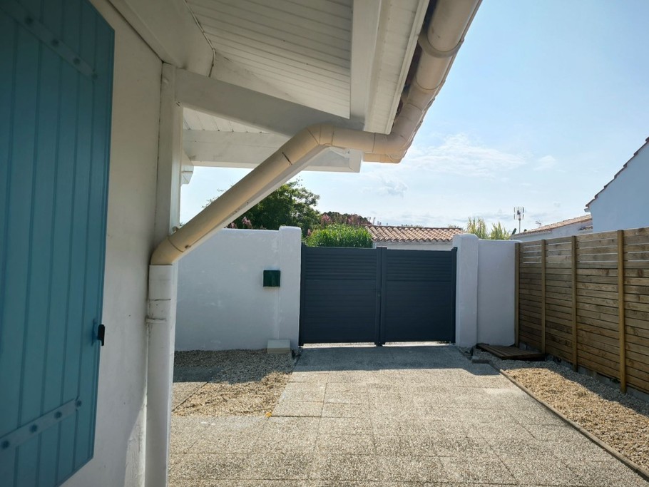Cour fermé pour garer vos 2 voitures dans notre gîte La VAGUE OCEANE OLERONAISE