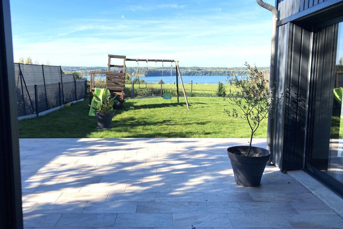 Possibilité de prendre le petit-déjeuner sur la terrasse à la belle saison et d'occuper la terrasse pour admirer la vue et profiter du soleil.