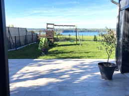 Possibilité de prendre le petit-déjeuner sur la terrasse à la belle saison et d'occuper la terrasse pour admirer la vue et profiter du soleil.