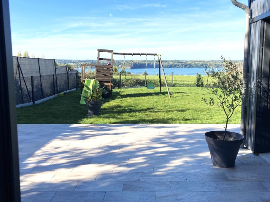 Possibilité de prendre le petit-déjeuner sur la terrasse à la belle saison et d'occuper la terrasse pour admirer la vue et profiter du soleil.