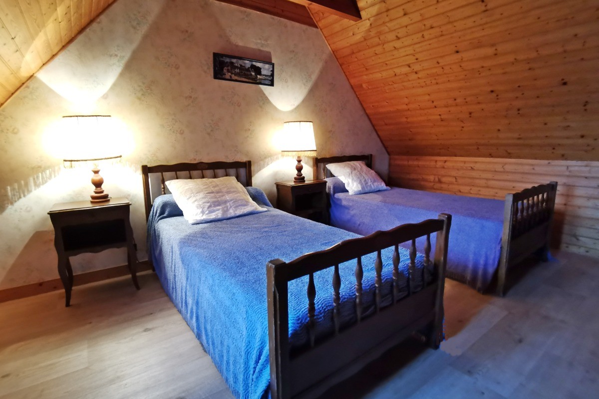 Etage: chambre 3 avec 2 lits 90