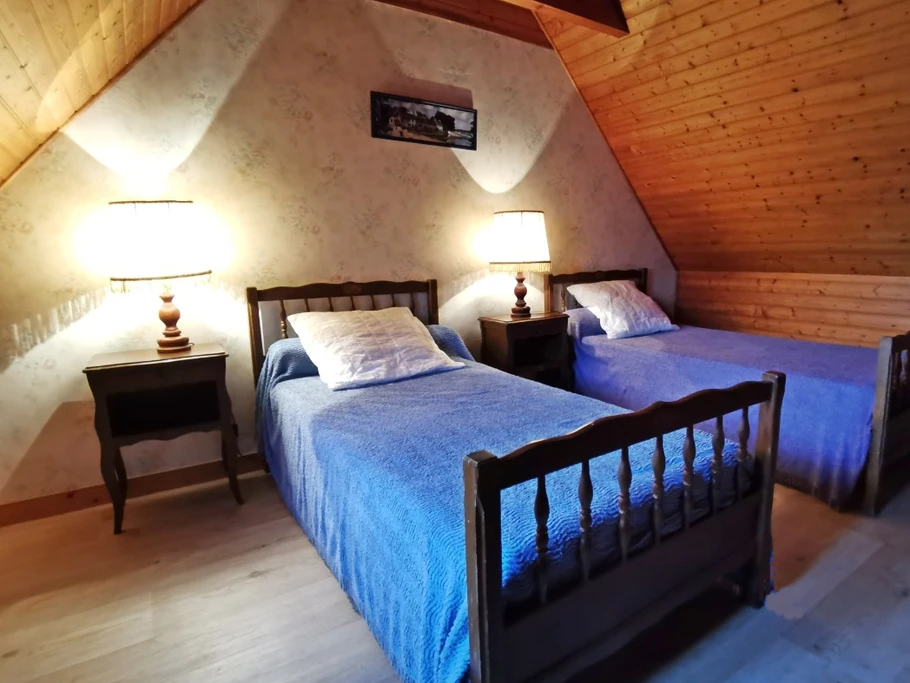 Etage: chambre 3 avec 2 lits 90