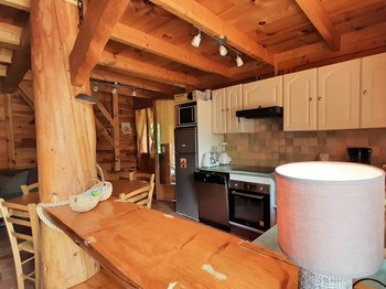 Cuisine équipée - cheminée avec poêle à bois.