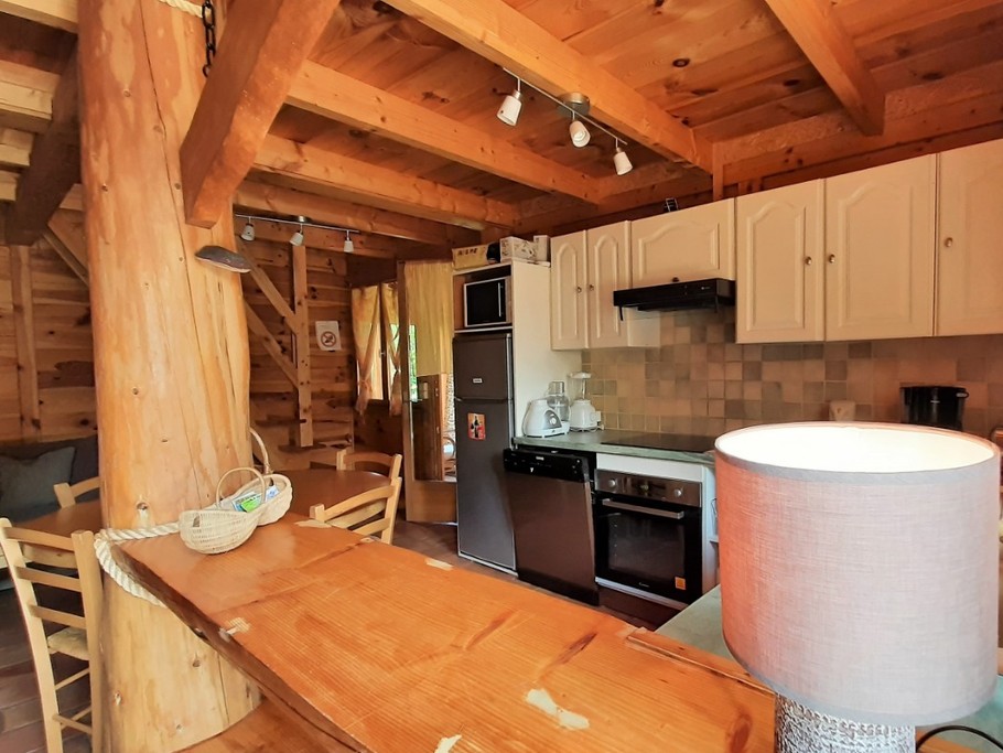 Cuisine équipée - cheminée avec poêle à bois.