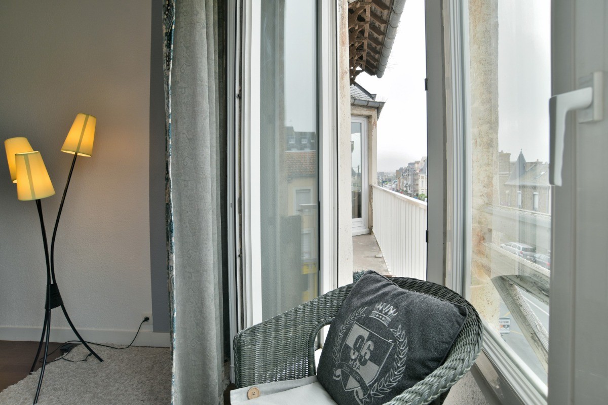 Un balconnet traversant entre les deux bow windows du salon et du séjour.