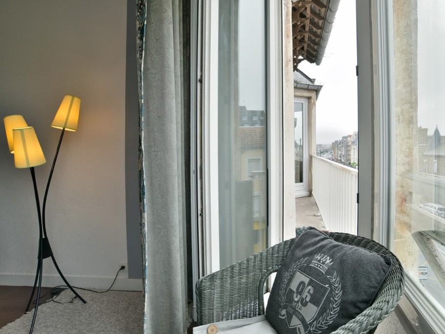 Un balconnet traversant entre les deux bow windows du salon et du séjour.