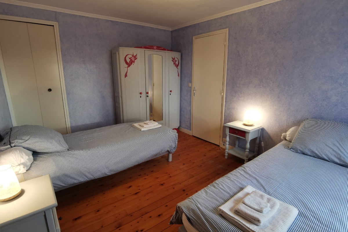 Etage: chambre 2 avec 2 lits 90