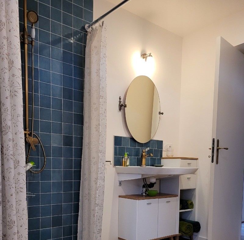 Jacob, Clévacances, location, Plouha, la salle d'eau avec douche et WC