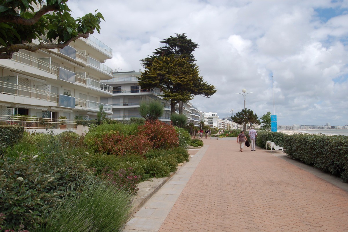 promenade devant immeuble