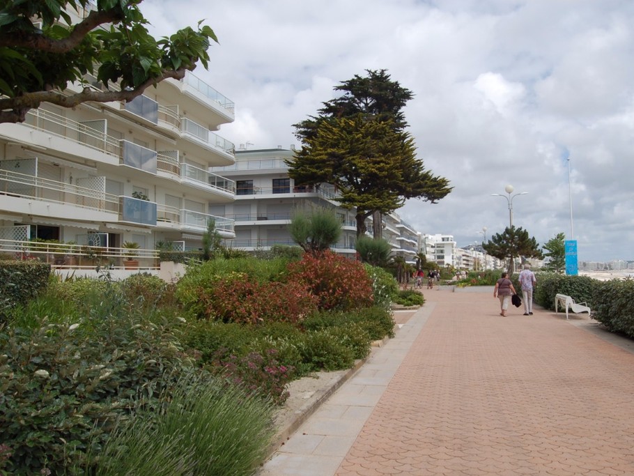 promenade devant immeuble