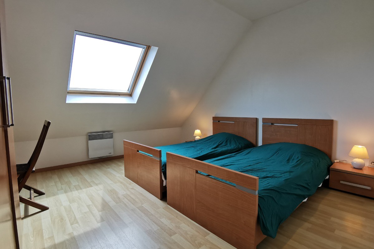 Etage: chambre 2 avec 2 lits 90 et armoire penderie