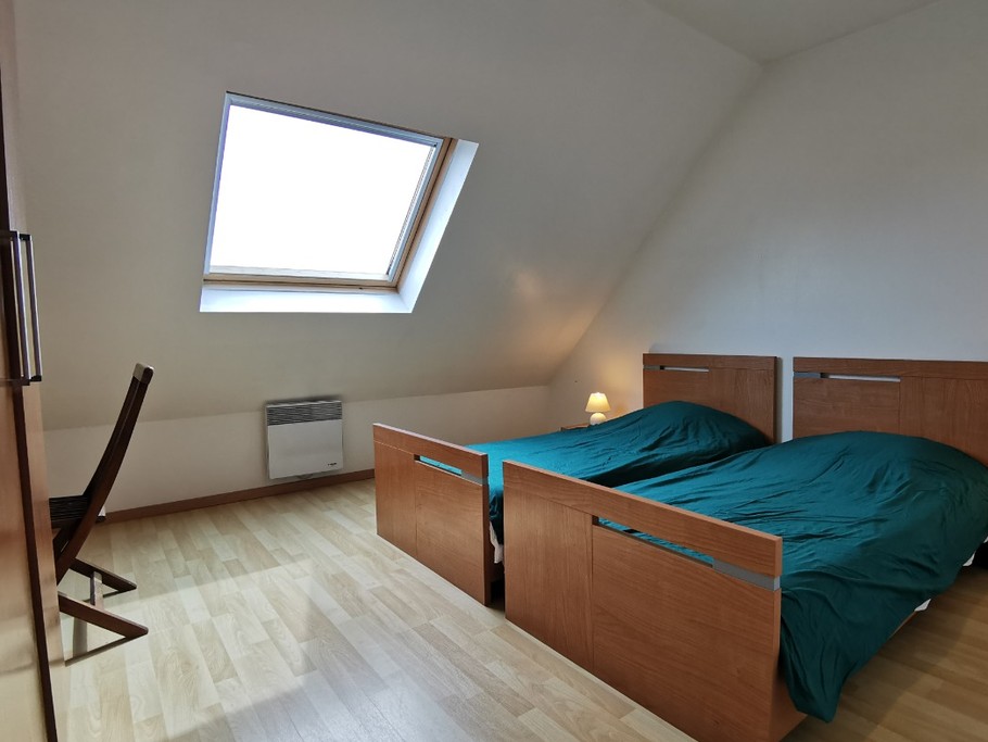 Etage: chambre 2 avec 2 lits 90 et armoire penderie