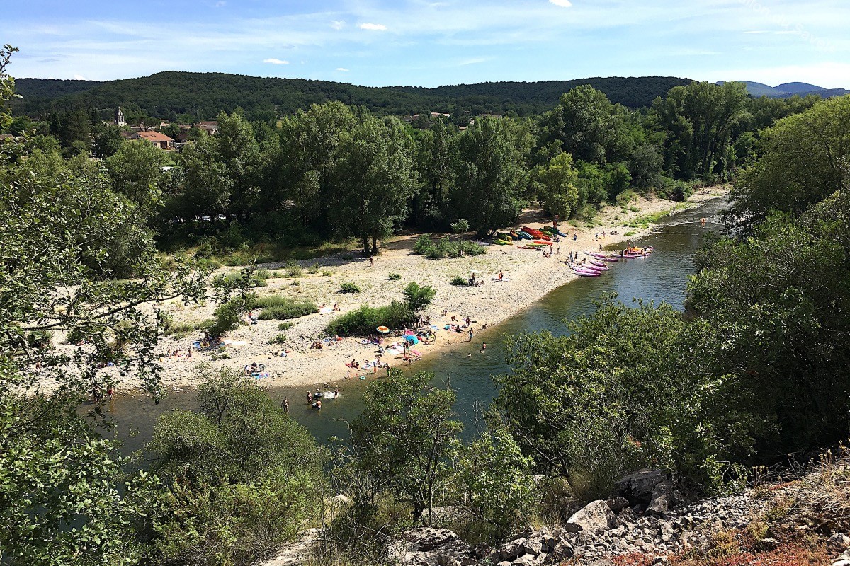 La plage du village de Pradons l'été