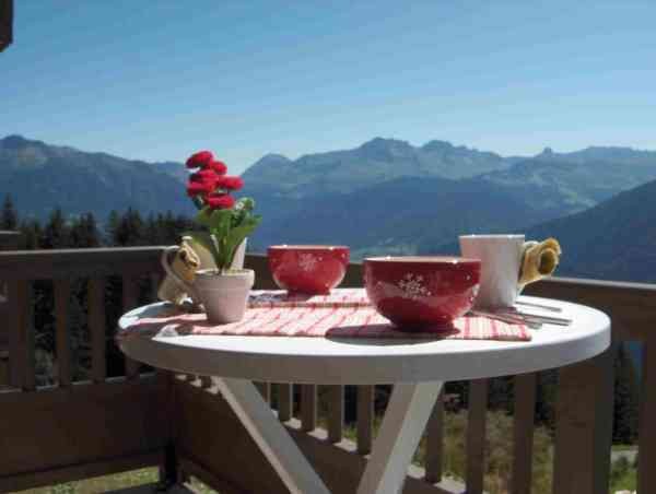Balcon en été : Appartement luxueux pieds des pistes avec piscine chauffée Les Saisies