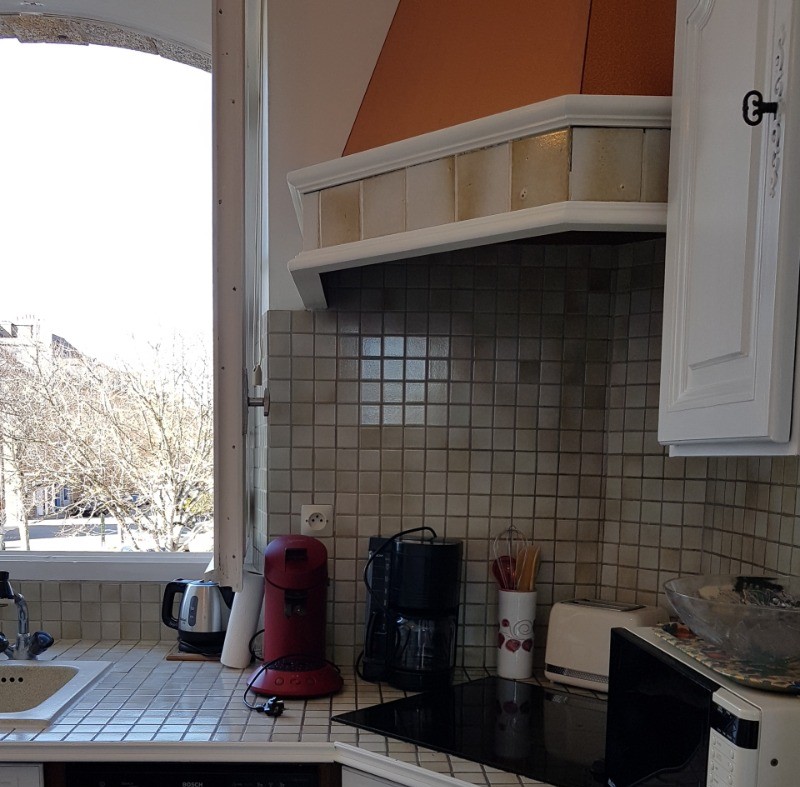 Cuisine équipée avec table pour 2 personnes (lave-vaisselle, 4 feux plaque vitrocéramique, four, micro-ondes)