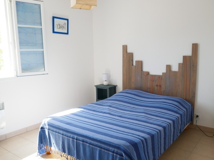 Chambre 1 avec un lit en 140