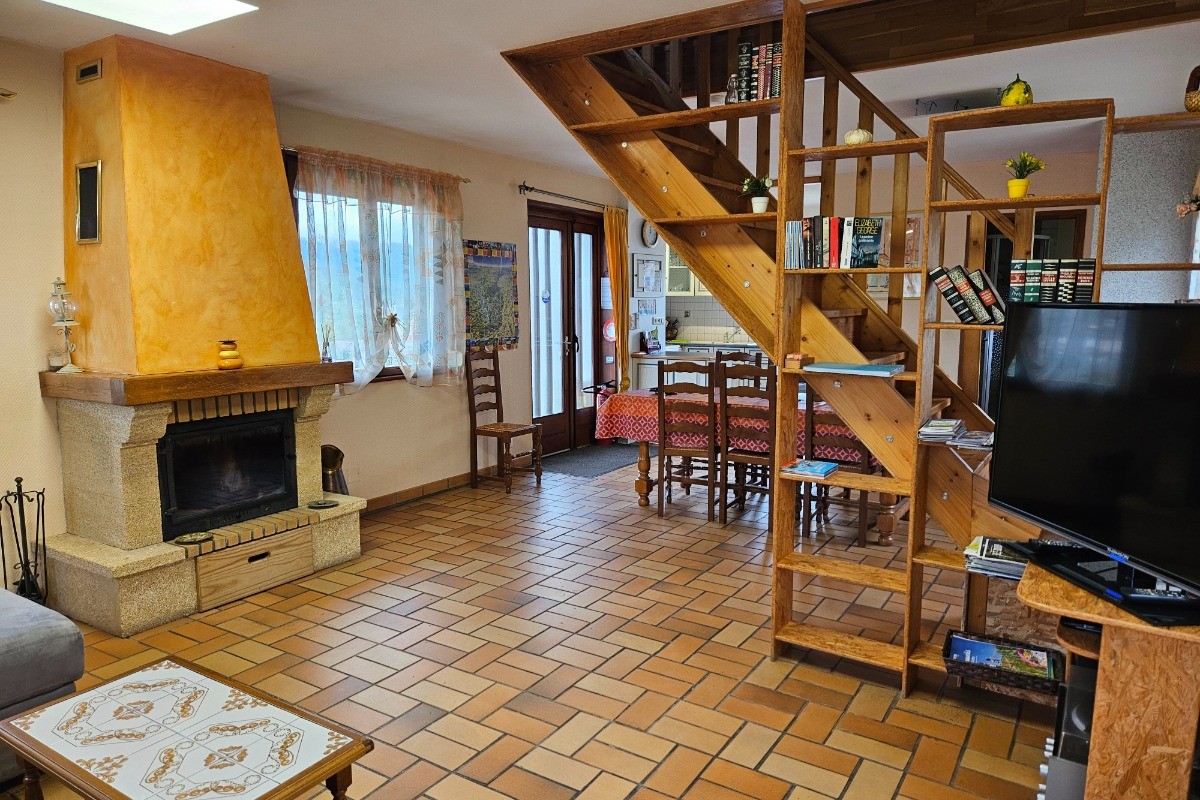 Pièce de vie et espace salon cheminée - Gite Chez Gigi et Michel