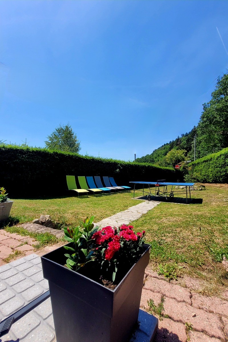 Jardin, transats et table de ping pong - Gite PRIVATIF La Vosgienne SPA&SAUNA proche Gérardmer
