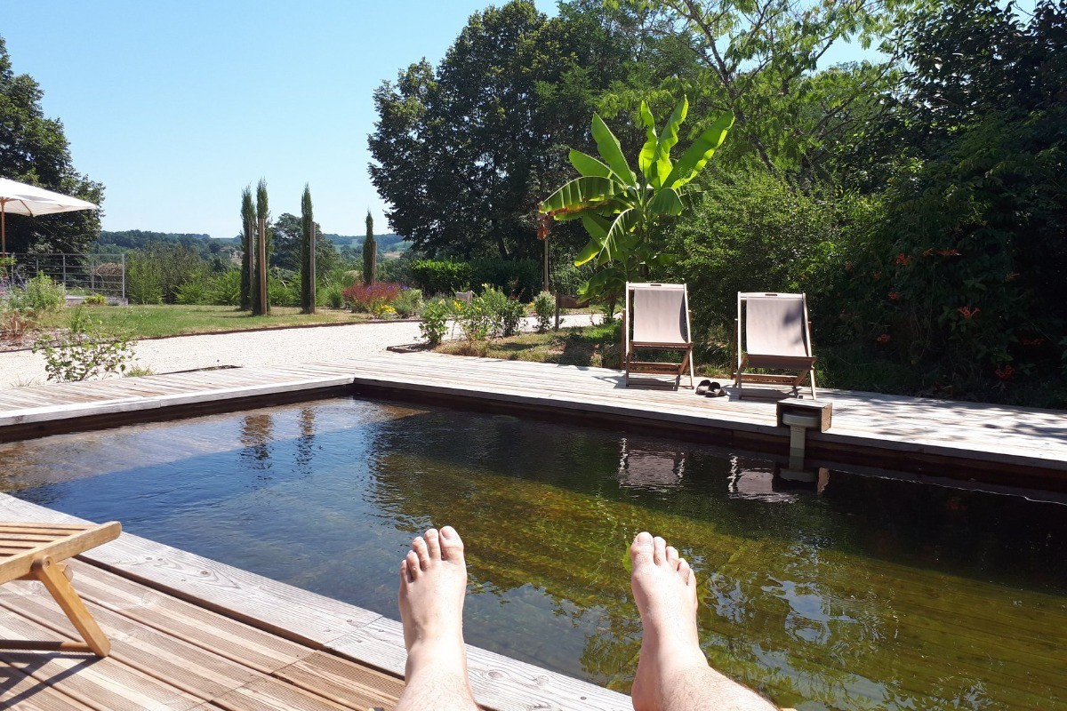 Détente après le bain dans la piscine écologique, sans chlore, sans sel.