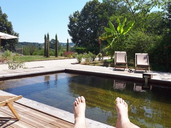 Détente après le bain dans la piscine écologique, sans chlore, sans sel.