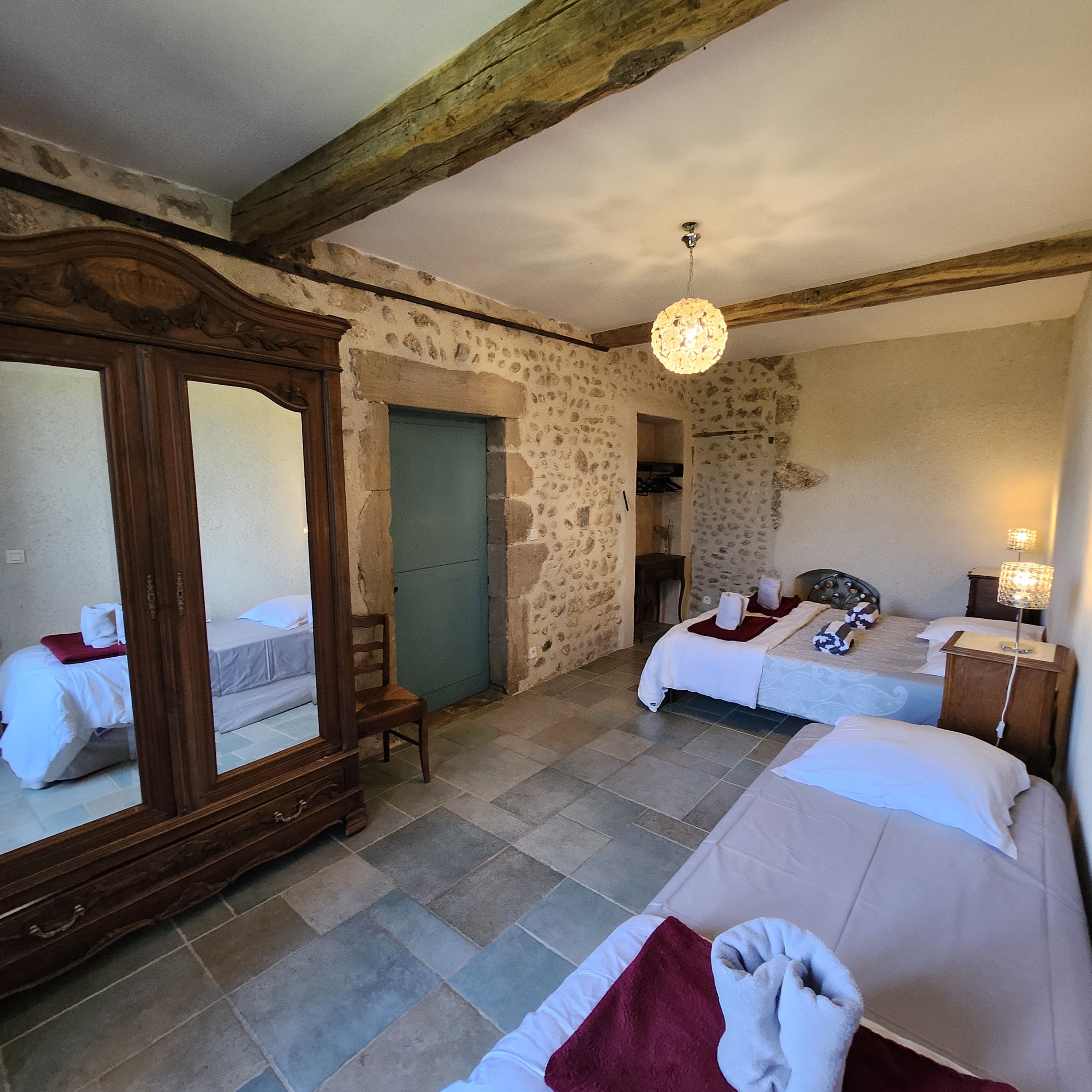 Chambre Metzli au rez-de-chaussée, 3 lits de 80x200 ou 1 lit 160 et 1 lit 80 (option pour les personnes ayant des difficultés à monter les escaliers)