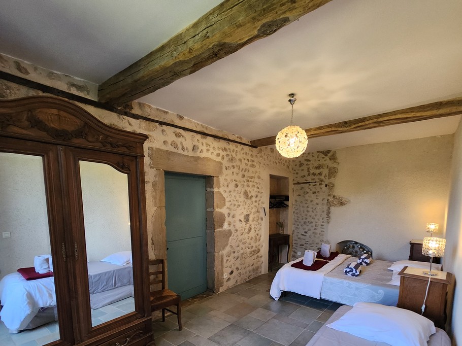 Chambre Metzli au rez-de-chaussée, 3 lits de 80x200 ou 1 lit 160 et 1 lit 80 (option pour les personnes ayant des difficultés à monter les escaliers)