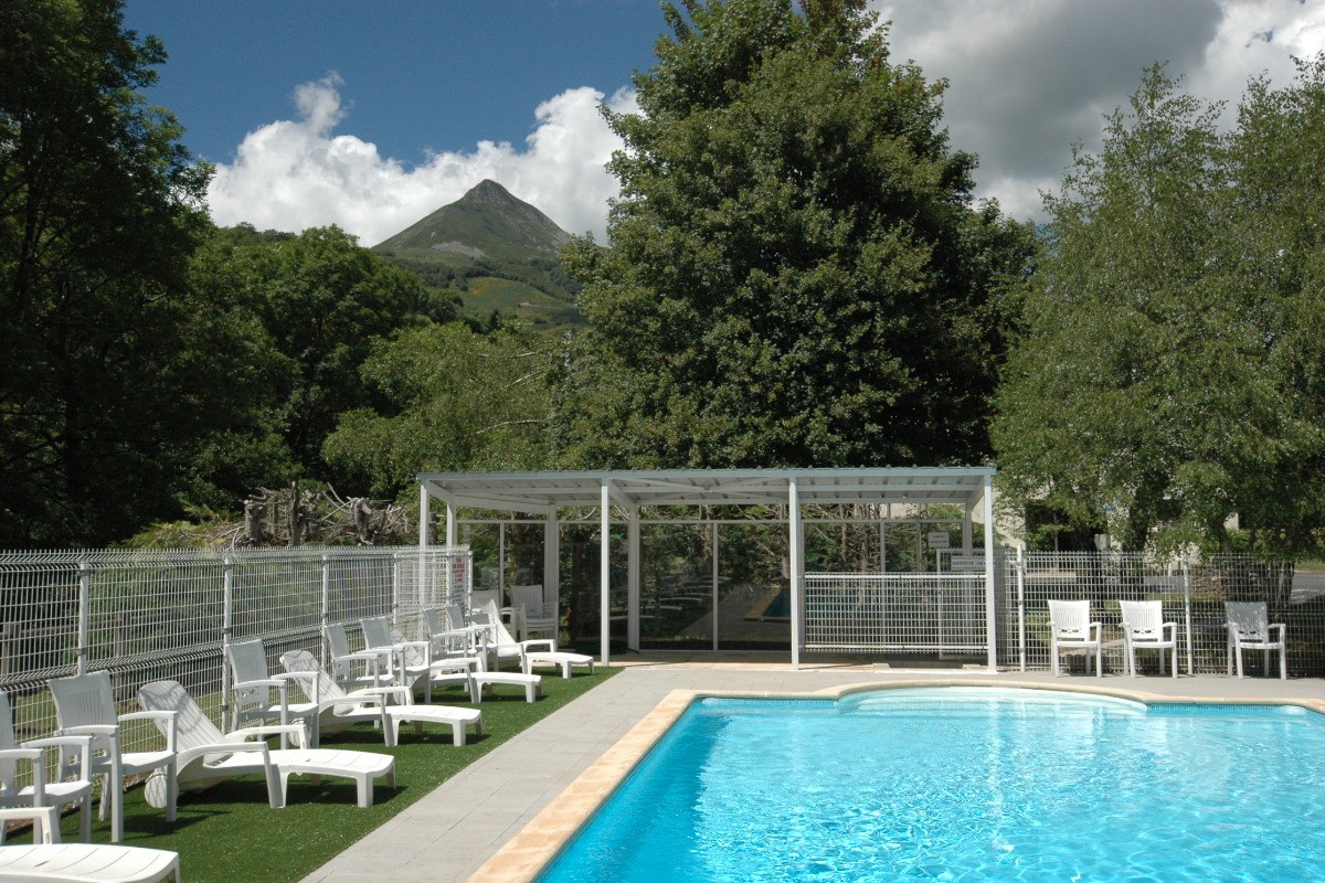 Piscine ave vue sur le Puy Griou