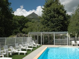 Piscine ave vue sur le Puy Griou