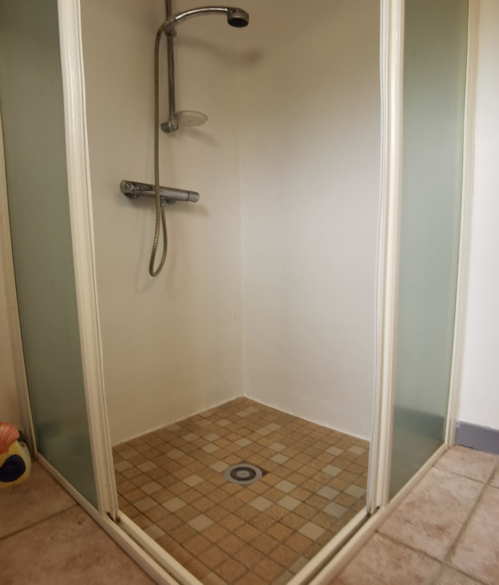 douche dans la salle d'eau