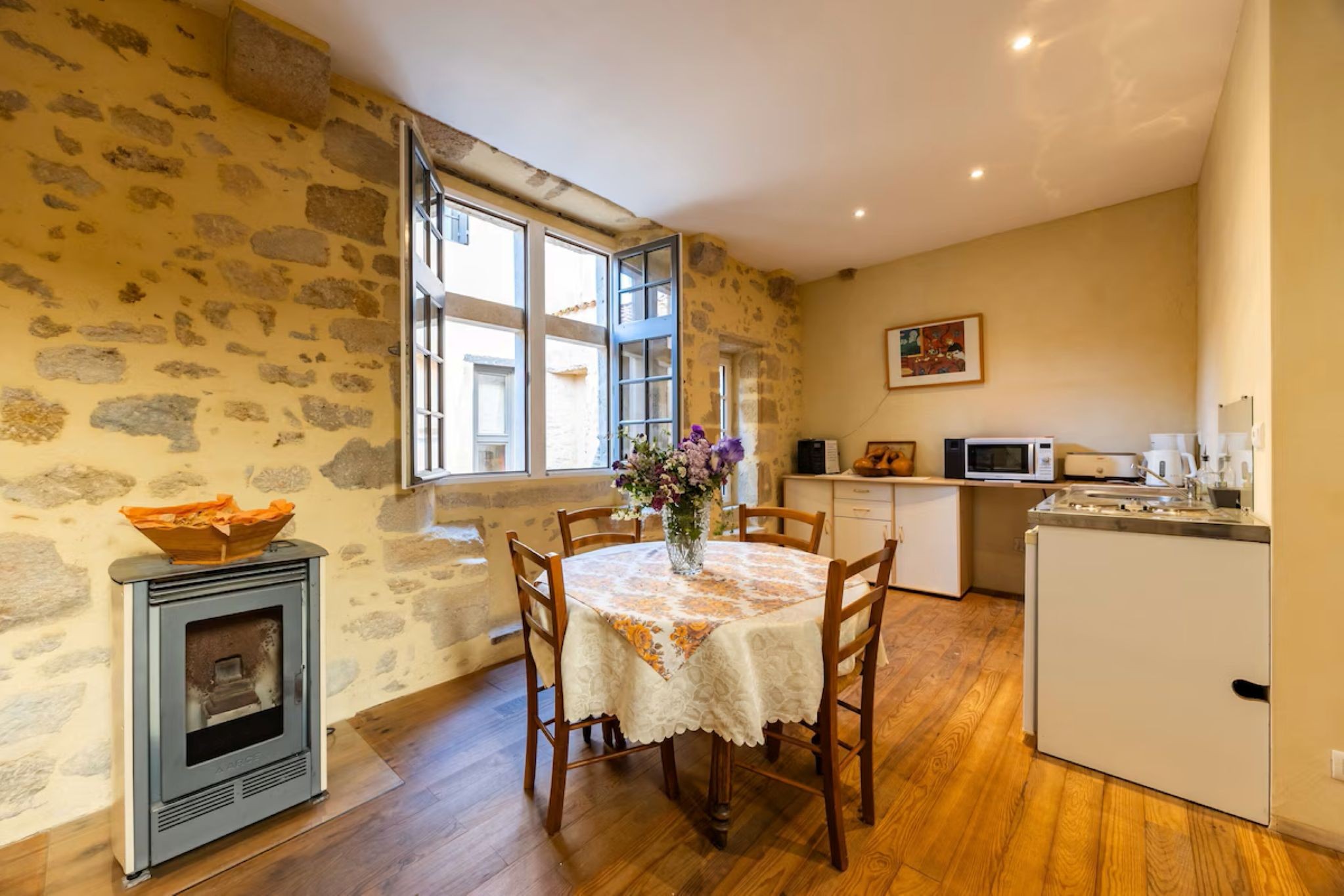 A l'entrée de la chambre d'hôtes ANDRAUT à Bazas pour 1 à 4 personnes, en Gironde. A gauche en entrant, le coin cuisine kitchenette