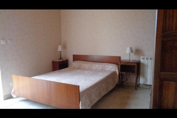 CHAMBRE 2  avec salle de bain attenant