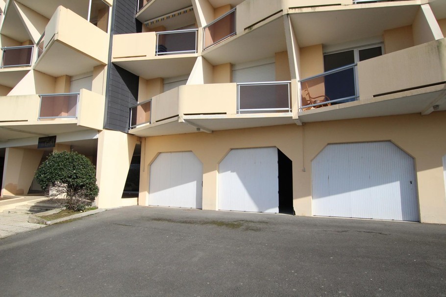garage (celui du milieu)