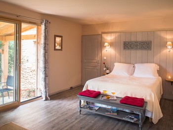 Lit King La Chambre d'hôtes du Bas Le Lion d'Or Mauzac et Grand Castang 24150 Dordogne Clévacances