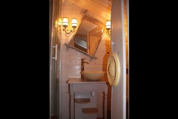 Salle de bains mirabelle, on a osé poser le miroir de travers