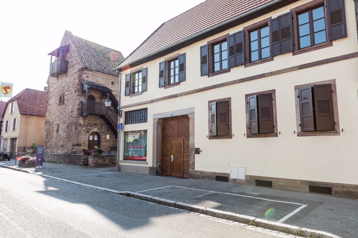 Le bâtiment à côté de la maison romane