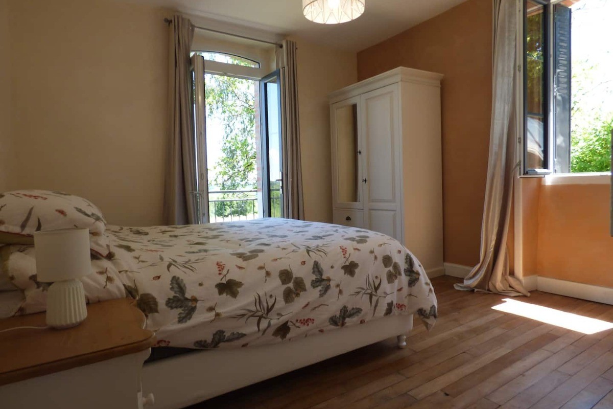 Chambre 1 rdc (lit 160 avec sur-matelas mémoire de forme ou 2 lits 80) ouverte sur le balcon (vue vallée)