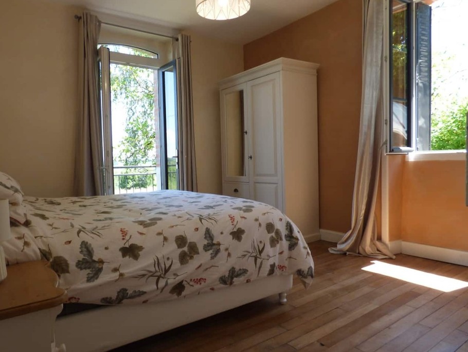 Chambre 1 rdc (lit 160 avec sur-matelas mémoire de forme ou 2 lits 80) ouverte sur le balcon (vue vallée)