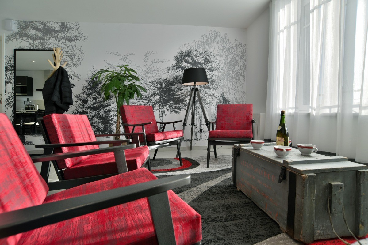 Pièce de vie très lumineuse vue mer, avec coin cuisine, coin salon (canapé convertible très confortable 160 cm) et coin séjour. L'appartement de plain-pied est situé en front de mer au Port de la Houle à Cancale)