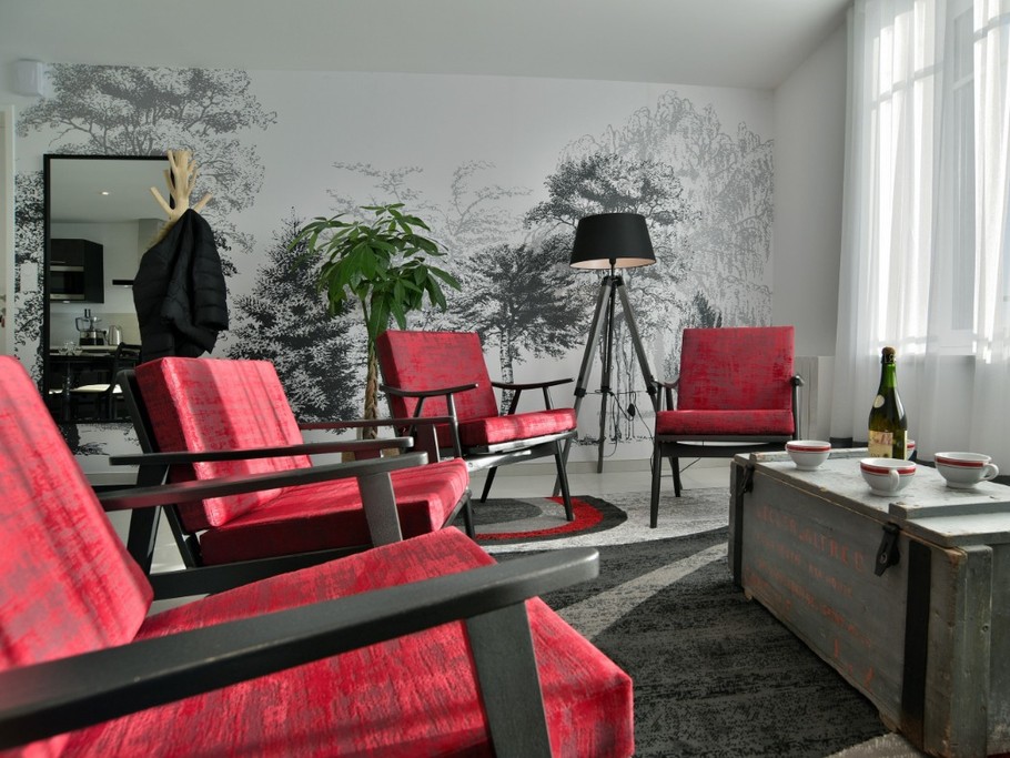 Pièce de vie très lumineuse vue mer, avec coin cuisine, coin salon (canapé convertible très confortable 160 cm) et coin séjour. L'appartement de plain-pied est situé en front de mer au Port de la Houle à Cancale)