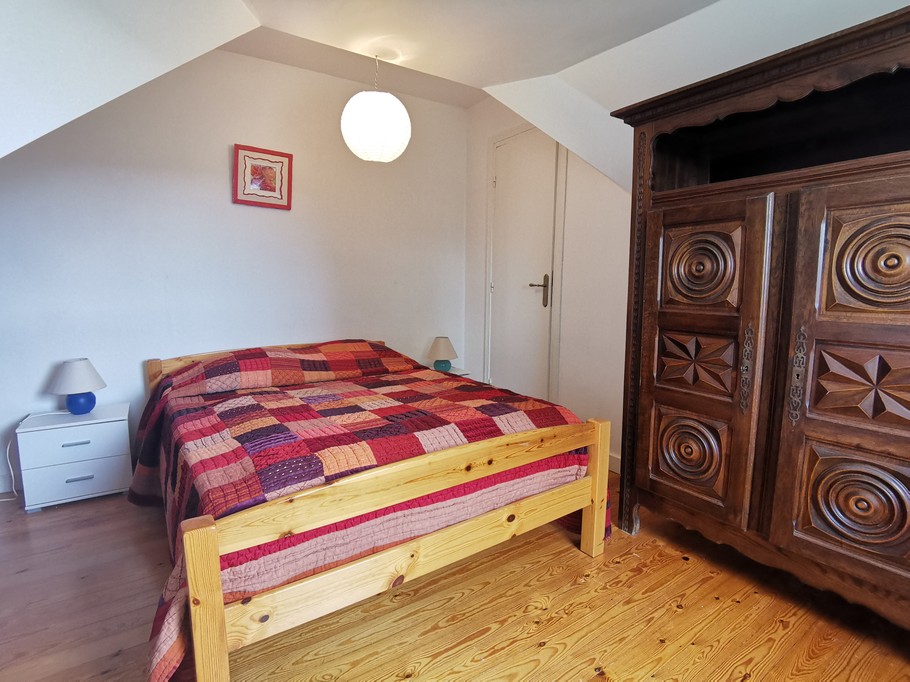 Chambre avec un lit 140